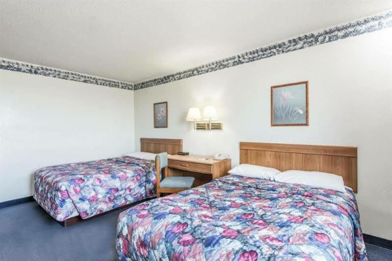 Red Roof Inn Greensburg Exterior photo