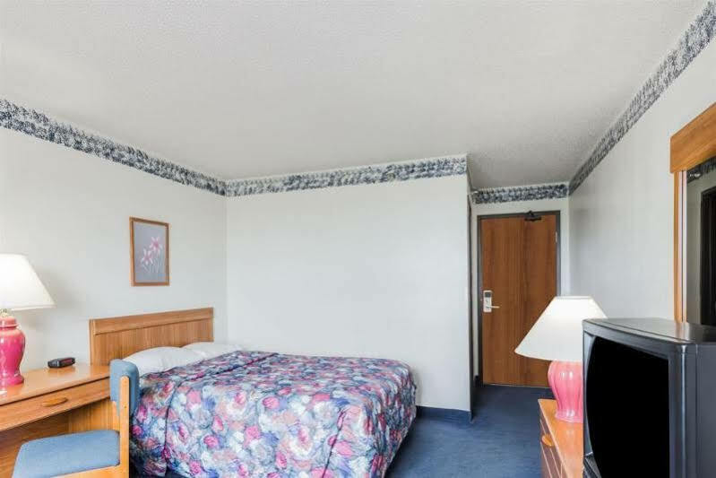 Red Roof Inn Greensburg Exterior photo